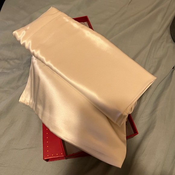 Silk pillow cover One only. Comes with box shown. Never used - Picture 2 of 3